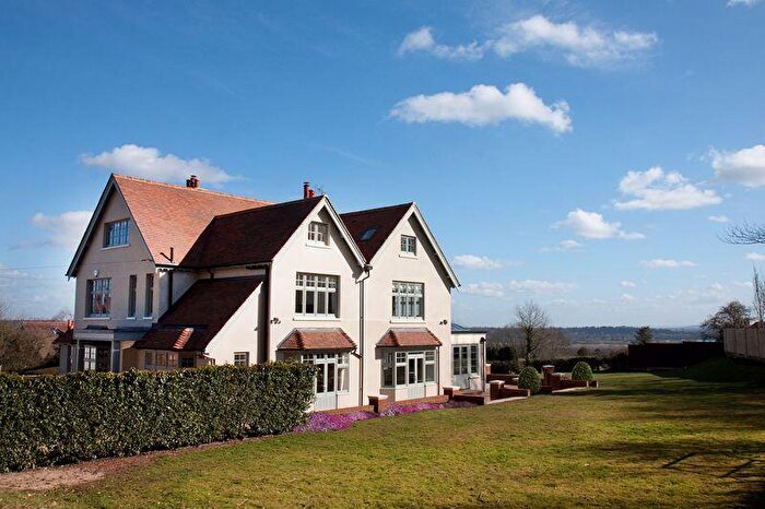 6 Bedroom Detached House To Rent In Short Term Let - Cookham Dean, SL6