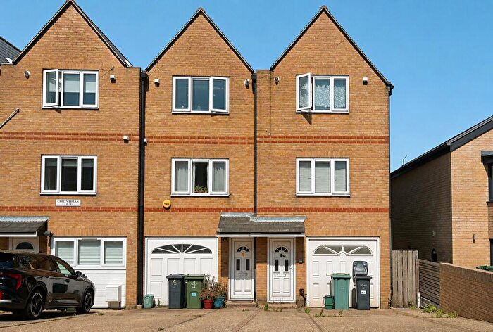3 Bedroom House To Rent In Corinthian Court, West Hill Road, Cowes, PO31