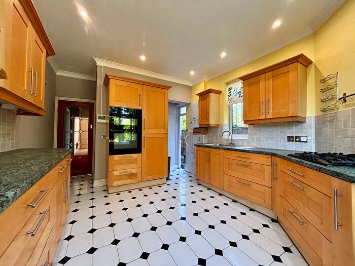 3 Bedroom Flat To Rent In Foxgrove Road, Beckenham, BR3
