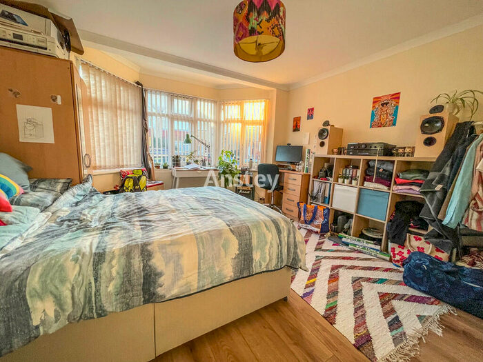 3 Bedroom Flat To Rent In Ripstone Gardens, Southampton, SO17