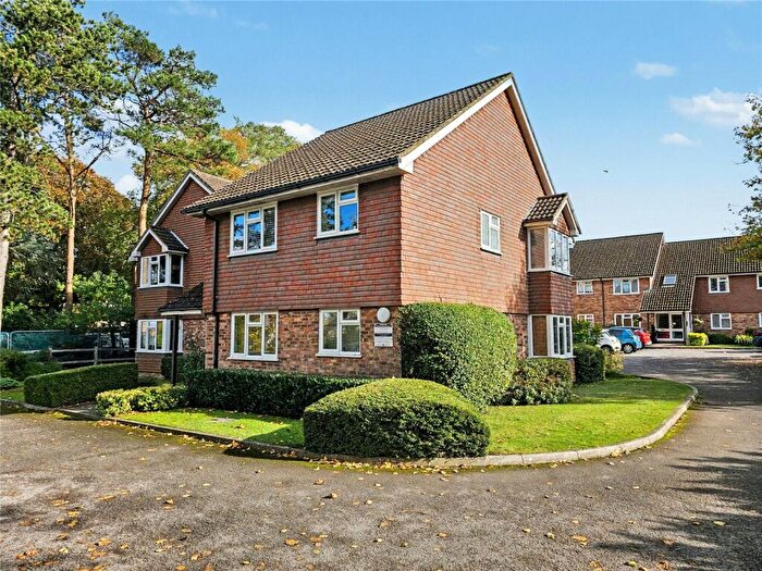 1 Bedroom Apartment To Rent In Trimmers Field, Farnham, Surrey, GU9