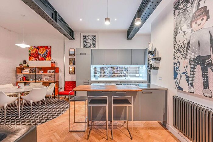 2 Bedroom Flat For Sale In Mandeville Courtyard, Battersea, London, SW11