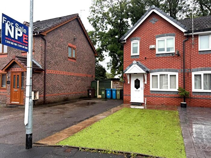 2 Bedroom Town House For Sale In Ravenoak Drive, Failsworth, Manchester, M35
