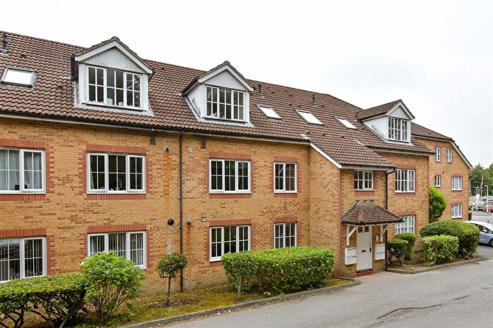 2 Bedroom Flat For Sale In Aspen Vale, Whyteleafe, Surrey, CR3