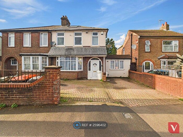 4 Bedroom Semi-Detached House To Rent In Houghton Road, Dunstable, LU5