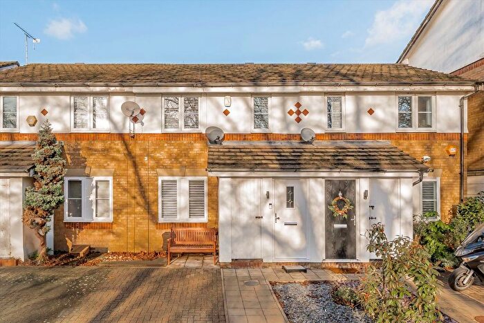 3 Bedroom Property For Sale In Winterburn Close, London, N11