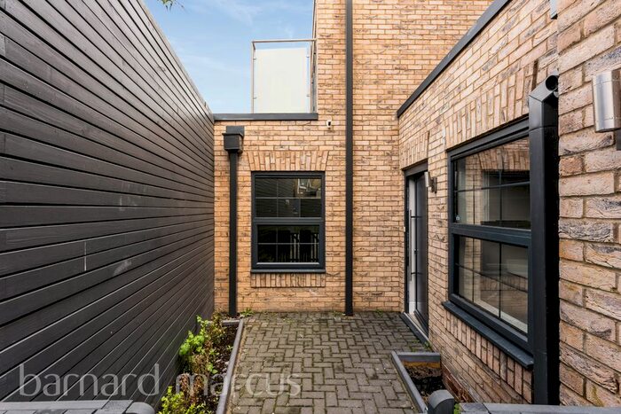 3 Bedroom Flat To Rent In Carlyle Road, London, E12