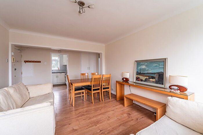 2 Bedroom Flat To Rent In Vandyke Close, London, SW15