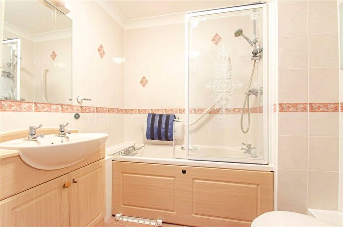 1 Bedroom Flat For Sale In Paynes Park, Hitchin, Hertfordshire, SG5