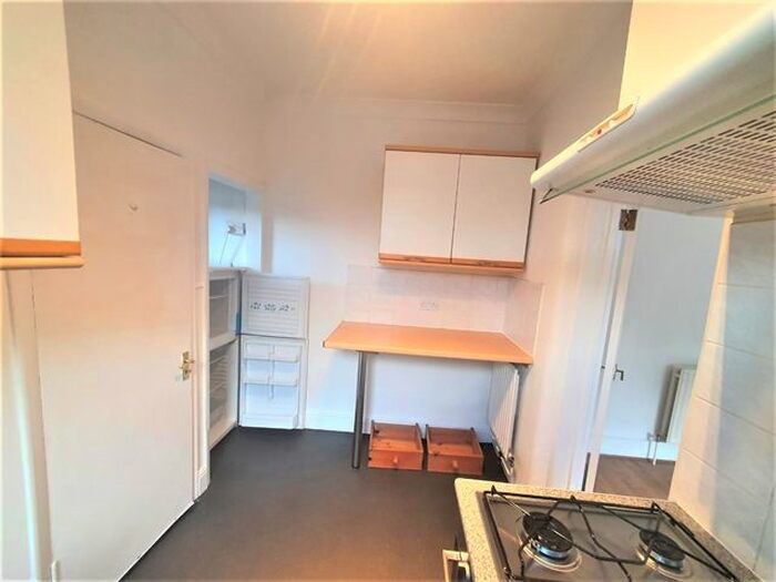 3 Bedroom Flat To Rent In Robinson Road, Colliers Wood, London, SW17