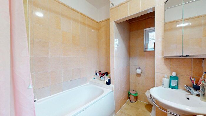 2 Bedroom Cottage To Rent In Point Cottages, Glenfield Road, Ealing, W13