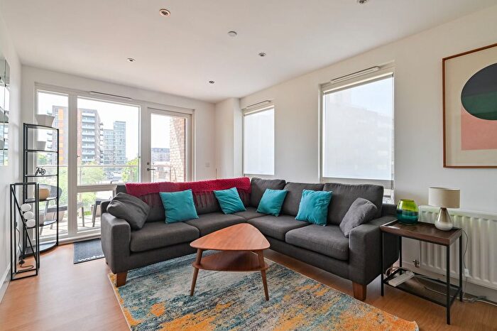 2 Bedroom Flat For Sale In Wimhurst Court, Tower Hamlets, London, E14