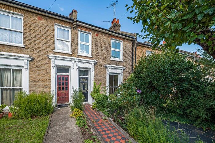 2 Bedroom Flat For Sale In Plum Lane, London, SE18