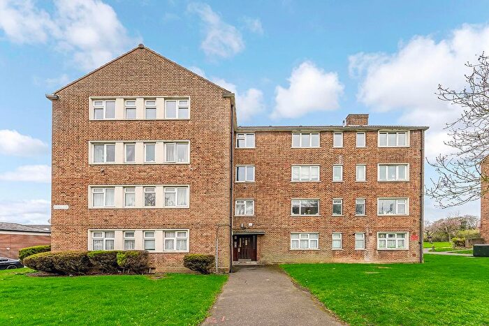 3 Bedroom Flat To Rent In Broomhill Court, Woodford Green, IG8