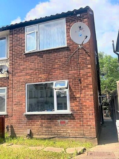 2 Bedroom Flat To Rent In Locket Road, Harrow, Middlesex, HA3