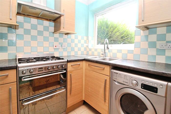 1 Bedroom Flat To Rent In Evening Hill, Beckenham, BR3