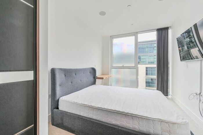 3 Bedroom Flat To Rent In Battersea Reach, Battersea, London, SW18