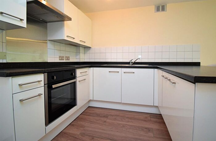 1 Bedroom Flat To Rent In Apple Trees Place, Woking, GU22
