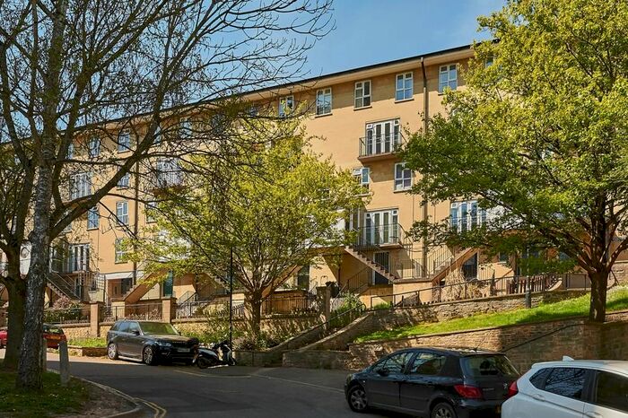 3 Bedroom Flat To Rent In Saffron Court Snow Hill, Bath, BA1