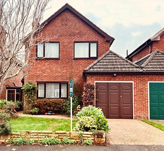 3 Bedroom Link Detached House For Sale In Littleshaw Lane, Wythall, B47