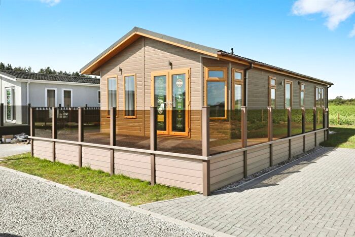 2 Bedroom Mobile/park Home For Sale In Thorne Road, Austerfield, Doncaster, DN10