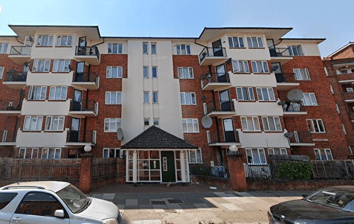 3 Bedroom Flat To Rent In Pritchards Road, London, E2