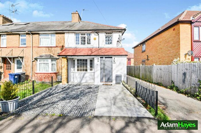 3 Bedroom End Of Terrace House For Sale In Chesterfield Road, Barnet, EN5