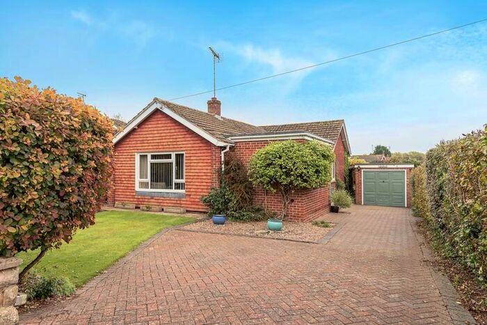 3 Bedroom Detached Bungalow For Sale In Cedar Crescent, Thame OX9