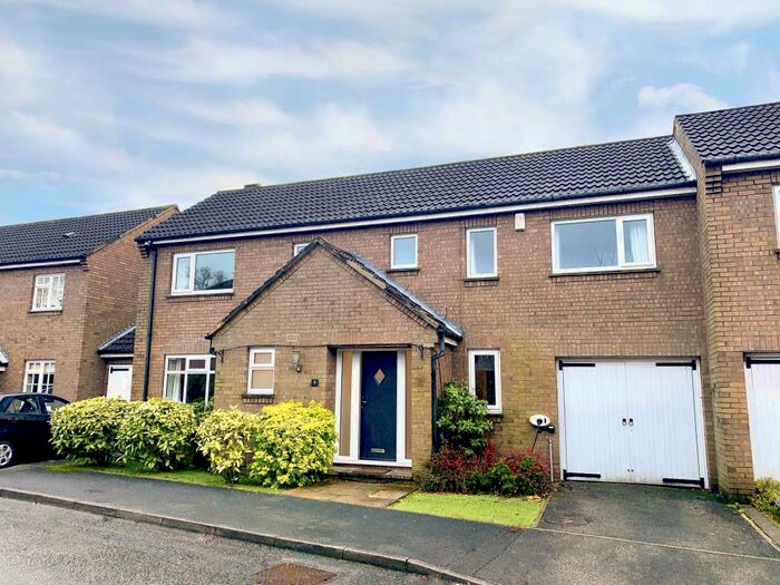 3 Bedroom House To Rent In Park Lane Mews, Leeds, LS17