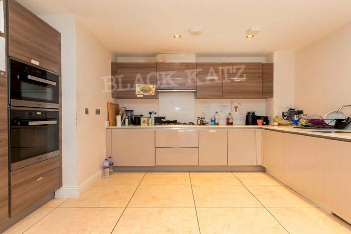 3 Bedroom Flat To Rent In Huguenot Drive, N13