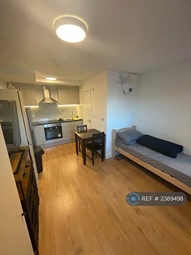 Studio To Rent In Edgware Road, London, NW2