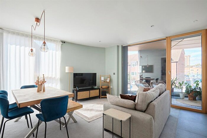 2 Bedroom Apartment To Rent In Falcon Road, Battersea, London, SW11