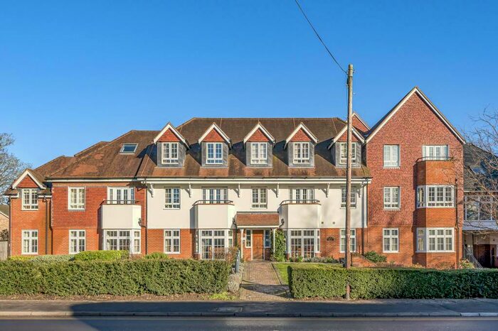 2 Bedroom Apartment To Rent In Wokingham, Berkshire, RG40