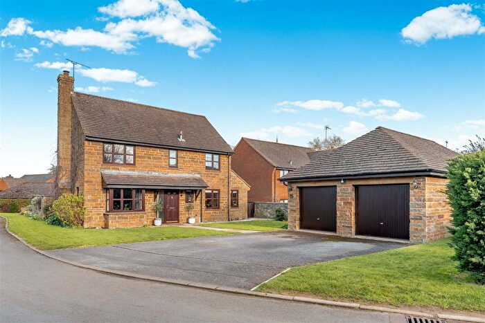 4 Bedroom Detached House For Sale In Painters Close, Bloxham, OX15