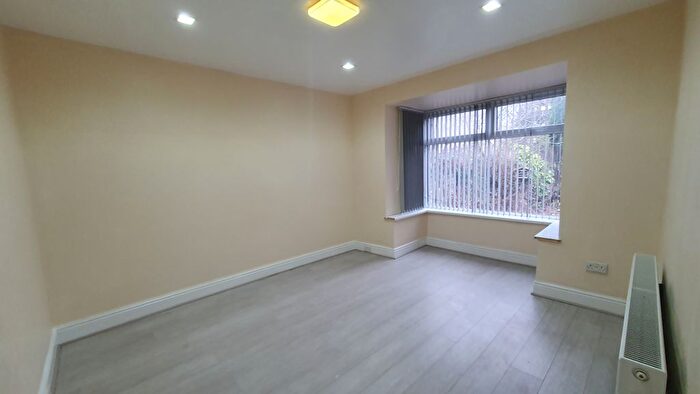 3 Bedroom Semi Detached House To Rent In Poplar Grove, Bradford, BD7