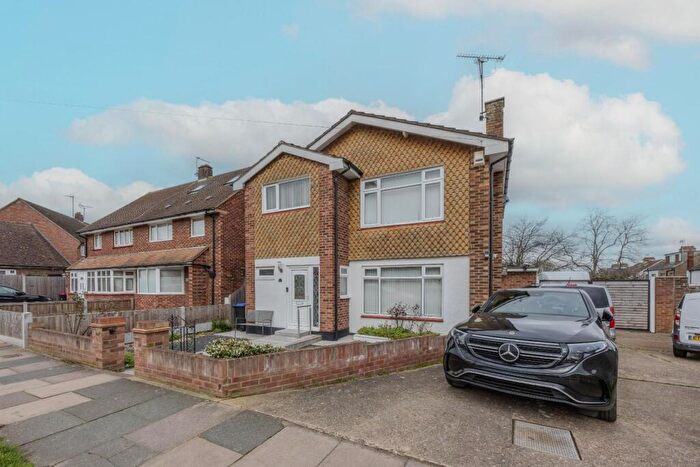 3 Bedroom Detached House For Sale In Fairview Drive, Westcliff-On-Sea, SS0