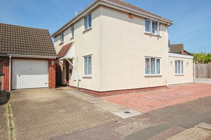 4 Bedroom Detached House For Sale In Heybridge Drive, Wickford, SS12