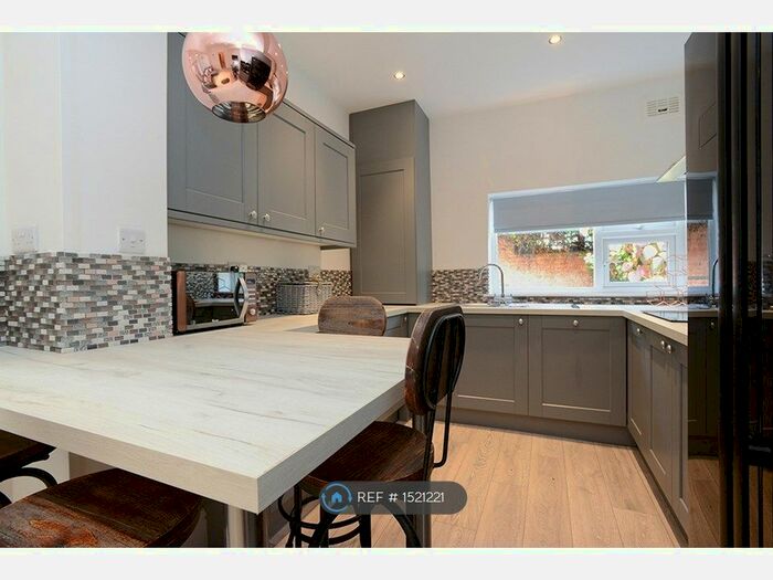 5 Bedroom Semi-Detached House To Rent In Rolleston Drive, Nottingham, NG7