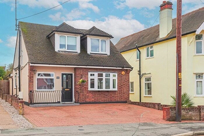 4 Bedroom Chalet For Sale In Hawkwell Road, Hockley, SS5