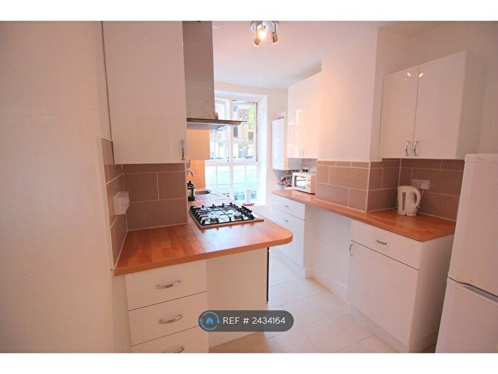 3 Bedroom Flat To Rent In Hardwick House, London, SW8