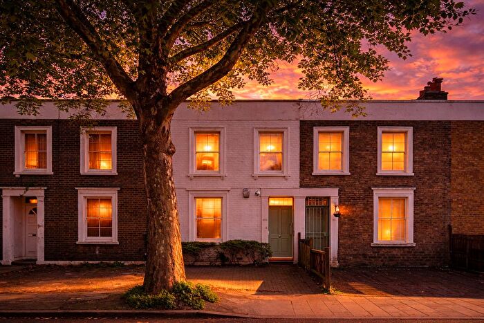 3 Bedroom Terraced House For Sale In Wandsworth Road, London, SW8