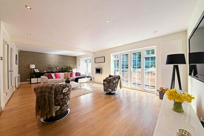 5 Bedroom Detached House To Rent In Clare Close, Elstree, WD6