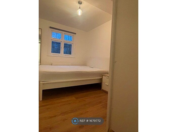 2 Bedroom Flat To Rent In Davisville Road, London, W12