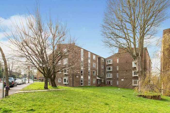 2 Bedroom Flat To Rent In Langley Park Road, Sutton, Surrey, SM2