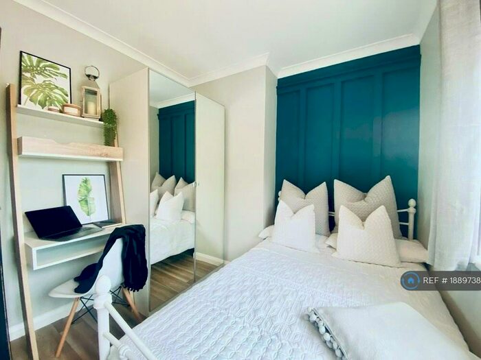 6 Bedroom Semi-Detached House To Rent In Frome Road, Bath, BA2