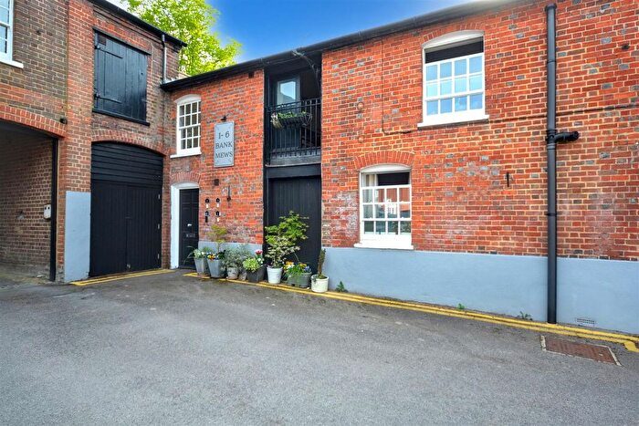 2 Bedroom Flat For Sale In High Street, Tring, HP23