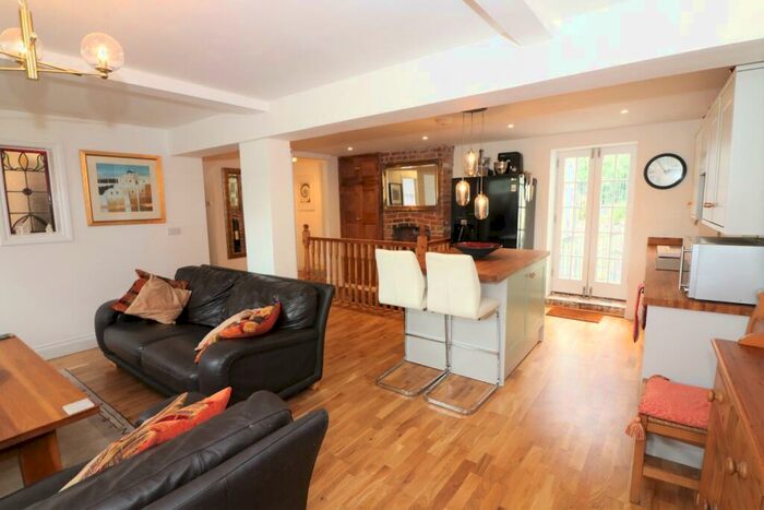 2 Bedroom Flat For Sale In High Street, Eastry, CT13