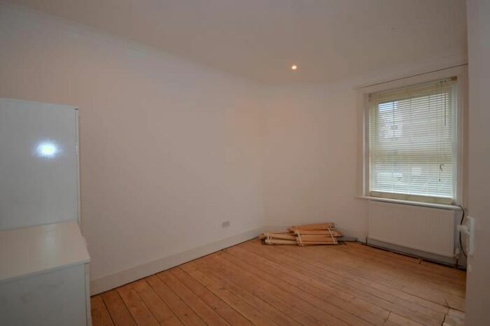 3 Bedroom Flat To Rent In Jebb Avenue, London, SW2