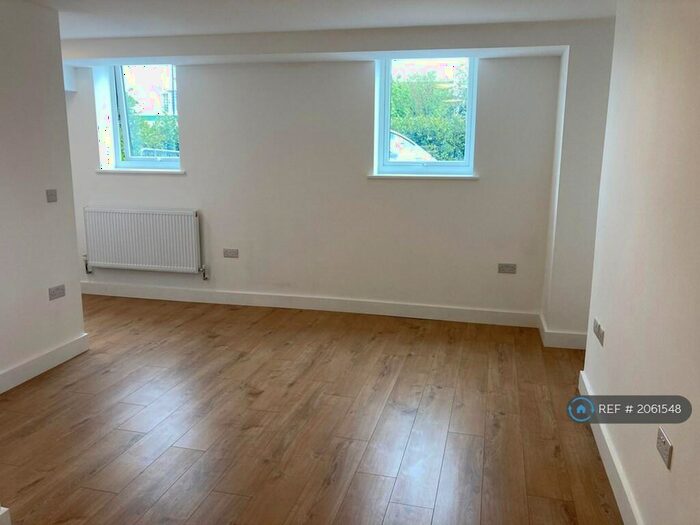 Studio To Rent In Hanover House, London, NW2