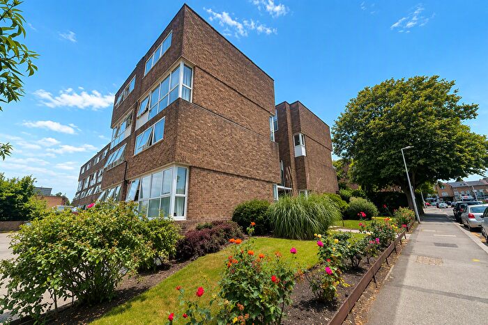 3 Bedroom Flat To Rent In Churchfields, London, E18